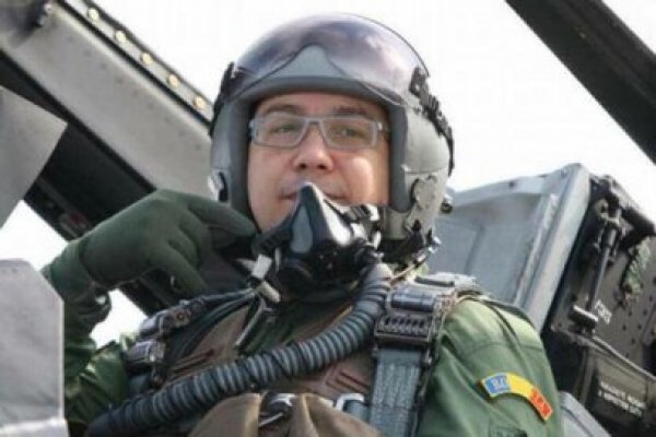 Ponta, copilot pe un avion F 16